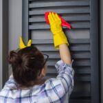 Problem z zatkaną kratka wentylacyjną w oknie – oczyszczenie kanałów powietrznych i wymiana siatki